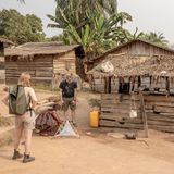 Ebolafieber, Aids, Covid-19: Um zu verstehen, wie ein Erreger aus dem Tierreich eine Seuche entfesselt, braucht es den weiten Blick. Deshalb startet der Veterinär Fabian Leendertz in Zentralafrika ein Forschungsprojekt, das Jahrzehnte dauern wird – und erstmals so umfassend Mensch, Tier und Umwelt zugleich untersucht. Sein Team analysiert Kadaver, nimmt Speichelproben von Fledermäusen, dokumentiert den Umgang der Einheimischen mit erlegten Tieren oder präpariert, wie hier, Fliegenfallen. Wenn die Insekten sich auf Aas und Kot setzen, sammeln sie fremde DNA ein. So verraten sie, welche Tiere in einem Ökosystem leben. In der Siedlung können die Forschenden mithilfe der Brummer auch menschliche Exkremente untersuchen.  Die GEO-Geschichte von Jörn auf dem Kampe lesen Sie hier.