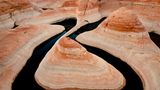 Seit Urzeiten floss der Colorado durch Schluchten aus Sandstein. Dann verschwanden diese unter einem riesigen Stausee: dem Lake Powell. Die mäandernde Schönheit des Glen Canyon in Utah und Arizona ertrank ab 1963 in mehr als 30 Kubikkilometer Wasser. Doch ein zunehmend trockenes Klima, eine durstige Landwirtschaft und fehlerhafte Berechnungen zur Wasserverteilung des Colorado lassen den Lake Powell schrumpfen. Jetzt legt der Klimawandel die ursprüngliche Landschaft wieder frei.  Die GEO-Geschichte von Craig Childs lesen Sie hier.