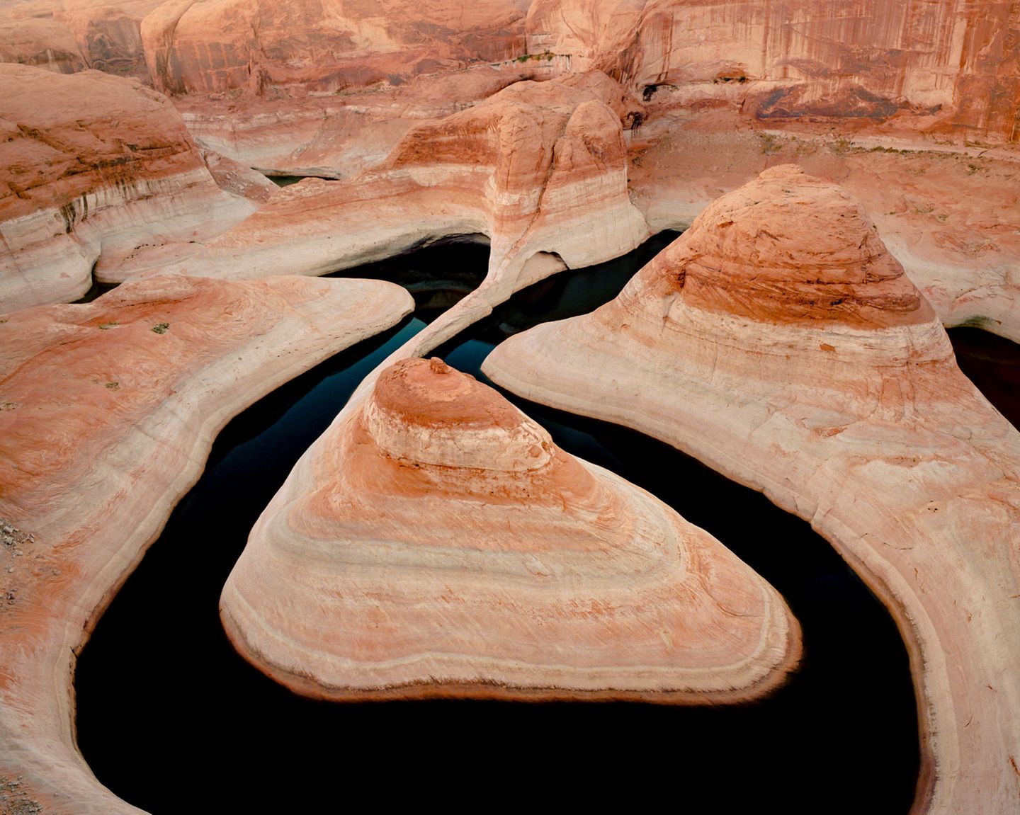 Glen Canyon taucht auf Seit Urzeiten floss der Colorado durch Schluchten aus Sandstein. Dann verschwanden diese unter einem riesigen Stausee: dem Lake Powell. Die mäandernde Schönheit des Glen Canyon in Utah und Arizona ertrank ab 1963 in mehr als 30 Kubikkilometer Wasser. Doch ein zunehmend trockenes Klima, eine durstige Landwirtschaft und fehlerhafte Berechnungen zur Wasserverteilung des Colorado lassen den Lake Powell schrumpfen. Jetzt legt der Klimawandel die ursprüngliche Landschaft wieder frei. Die GEO-Geschichte von Craig Childs lesen Sie hier.