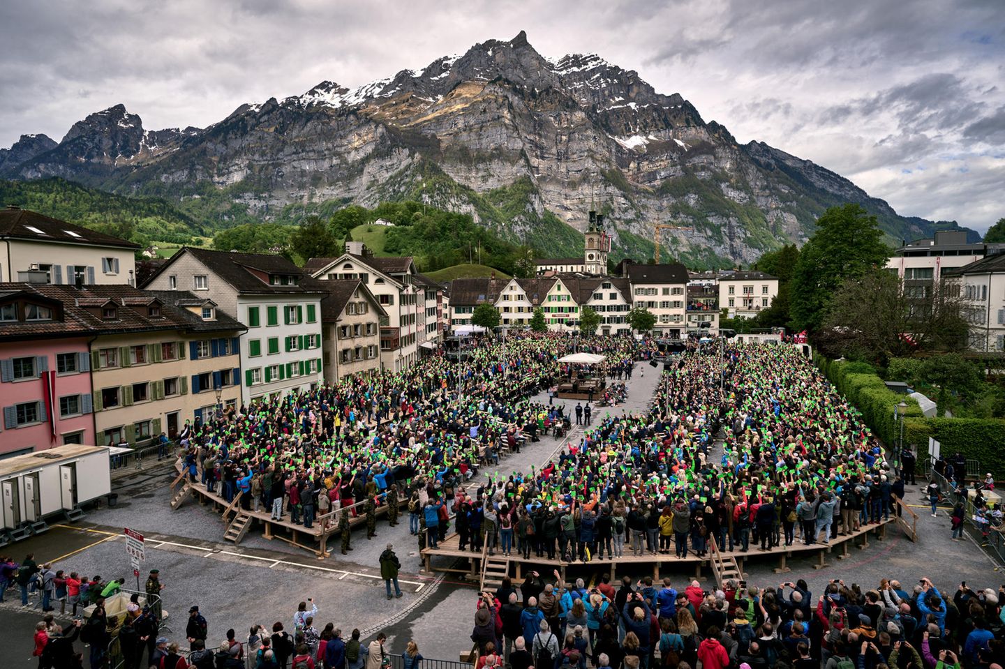 Das größte Parlament der Welt Einmal im Jahr berät und beschließt das Volk des Schweizer Kantons Glarus unter freiem Himmel über seine Geschicke. An der Landsgemeinde auf dem Zaunplatz im Hauptort des Kantons kann jeder reden, abstimmen und neue Gesetze oder Investitionen vorschlagen. Vor aller Augen und Ohren. In guten Jahren finden sich hier 10.000 Menschen zusammen, etwa ein Drittel der Stimmberechtigten des Kantons: das wahrscheinlich größte Parlament der Welt. Die uralte Form der direkten Demokratie stammt aus dem 13. Jahrhundert. Heute wird sie nur noch in Appenzell-Innerrhoden gepflegt – und eben in Glarus. Europas Demokratien können von dieser Tradition so manches lernen. Die GEO-Geschichte von Jörg-Uwe Albig lesen Sie hier.