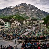 Einmal im Jahr berät und beschließt das Volk des Schweizer Kantons Glarus unter freiem Himmel über seine Geschicke. An der Landsgemeinde auf dem Zaunplatz im Hauptort des Kantons kann jeder reden, abstimmen und neue Gesetze oder Investitionen vorschlagen. Vor aller Augen und Ohren. In guten Jahren finden sich hier 10.000 Menschen zusammen, etwa ein Drittel der Stimmberechtigten des Kantons: das wahrscheinlich größte Parlament der Welt. Die uralte Form der direkten Demokratie stammt aus dem 13. Jahrhundert. Heute wird sie nur noch in Appenzell-Innerrhoden gepflegt – und eben in Glarus. Europas Demokratien können von dieser Tradition so manches lernen.  Die GEO-Geschichte von Jörg-Uwe Albig lesen Sie hier.