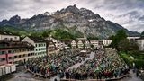 Einmal im Jahr berät und beschließt das Volk des Schweizer Kantons Glarus unter freiem Himmel über seine Geschicke. An der Landsgemeinde auf dem Zaunplatz im Hauptort des Kantons kann jeder reden, abstimmen und neue Gesetze oder Investitionen vorschlagen. Vor aller Augen und Ohren. In guten Jahren finden sich hier 10.000 Menschen zusammen, etwa ein Drittel der Stimmberechtigten des Kantons: das wahrscheinlich größte Parlament der Welt. Die uralte Form der direkten Demokratie stammt aus dem 13. Jahrhundert. Heute wird sie nur noch in Appenzell-Innerrhoden gepflegt – und eben in Glarus. Europas Demokratien können von dieser Tradition so manches lernen.  Die GEO-Geschichte von Jörg-Uwe Albig lesen Sie hier.
