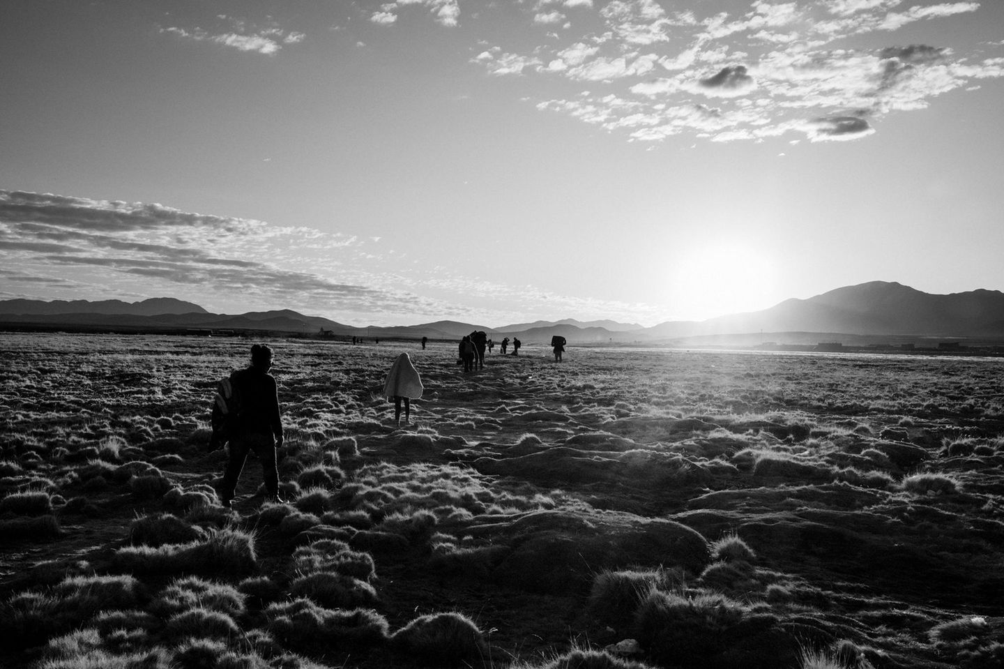 Exodus Seit Jahren folgt Fotograf Nicolò Filippo Rosso in Lateinamerika Menschen, die ihre Heimat verlassen, um in der Fremde ihr Glück zu suchen. Der Altiplano, eine Hochebene in den Anden, ist trocken und kalt, aber weniger gut bewacht als die Routen weiter im Süden. Viele Tausend Menschen, vor allem aus Venezuela, wandern deshalb jährlich auf über 3000 Meter Höhe von Bolivien nach Chile, einem der reichsten Länder des Subkontinents. Die GEO-Geschichte von Roberto Lovato lesen Sie hier.