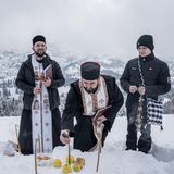 Tausende wehrfähige Ukrainer fliehen aus ihrer Heimat nach Rumänien. Wenn die Männer über den Fluss Theiß kommen oder den mehrtägigen Marsch über das Maramuresch-Gebirge antreten, lassen sie ihr altes Leben zurück. Sie wollen nicht an der Front sterben – und riskieren dafür alles, sogar ihr Leben. Bei diesem Gedenkgottesdienst im bitterkalten Januar sind zwei orthodoxe Geistliche mit einer kleinen Gesellschaft auf 1000 Meter Höhe emporgestiegen, um jene zu ehren, die beim Weg über die Grenze starben. Der Priester hat seine Stiefel zum Schutz vor Nässe und Kälte notdürftig mit Plastik umwickelt. Auf dem Schneealtar liegen Äpfel und Kekse.  Die GEO-Geschichte von Quentin Lichtblau lesen Sie hier.