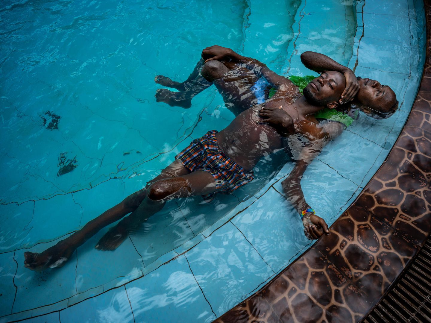 Halt in der Fremde Ohne Gnade werden in Uganda Menschen verfolgt, deren sexuelle Identität oder Orientierung nicht der Norm folgt. Viele flüchten nach Kenia, für ein bisschen Sicherheit. In "Safe Houses", hinter hohen Mauern, gründen sie neue Familien. So wie Pretty und Olivia. Ihre Verwandten in Uganda haben sie bei der Geburt als Söhne begrüßt und später, als Frauen, verstoßen. In Kenia haben sie sich als Mutter und Tochter gefunden. Der Fotograf Brent Stirton dokumentierte einfühlsam ihren Alltag. Die GEO-Geschichte von Gesa Gottschalk lesen Sie hier.
