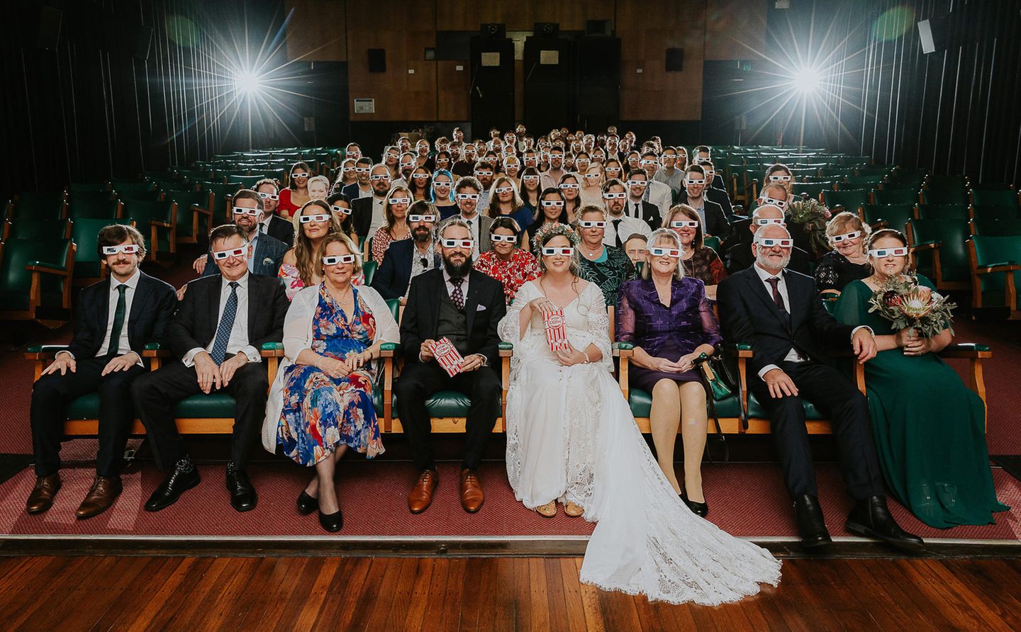 Gewinner in der Kategorie "I Do-Crew": Christopher Perkins Hochzeitsgesellschaft mit 3-D-Brillen in einem Theater