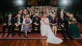 Hochzeitsgesellschaft mit 3-D-Brillen in einem Theater