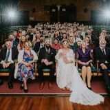 Hochzeitsgesellschaft mit 3-D-Brillen in einem Theater