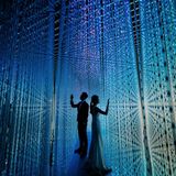 Brautpaar im Art Science Museum in Singapur