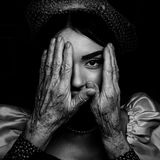 Faltige Hände bedecken das Gesicht einer Braut