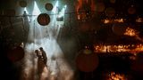 Brautpaar tanzend im Nebel