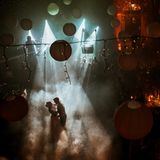 Brautpaar tanzend im Nebel