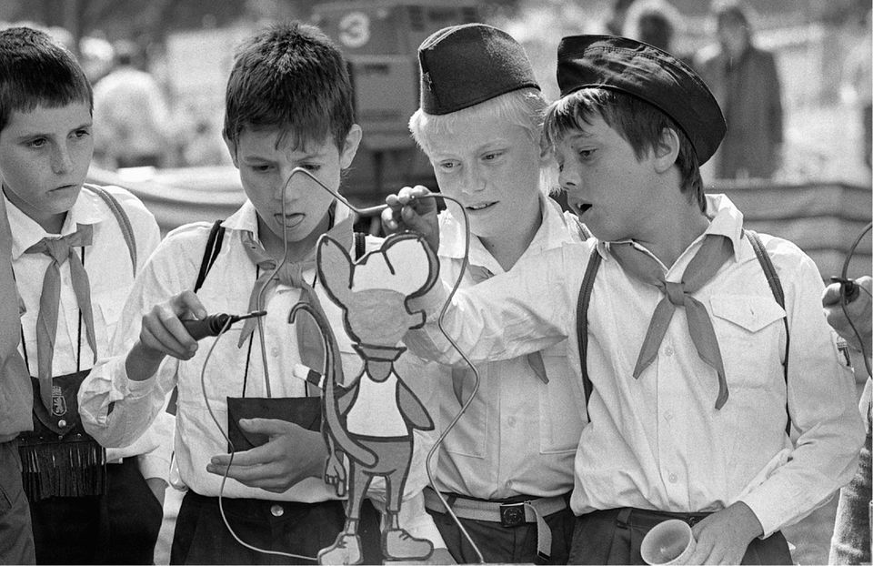 Pioniere versuchen sich an dem Geschicklichkeitsspiel "Heißer Draht", aufgenommen am 17.08.1988 in Karl-Marx-Stadt
