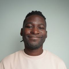 Afrofluencer Stève Hiobi (Dein Bruder Stève) hält seine Faust an die Brust