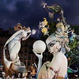 Eine imposante, künstlerisch verschnörkelte, weibliche Figur im Vordergrund. Im Hintergrund kann man weiter Skulpturen erkennen.