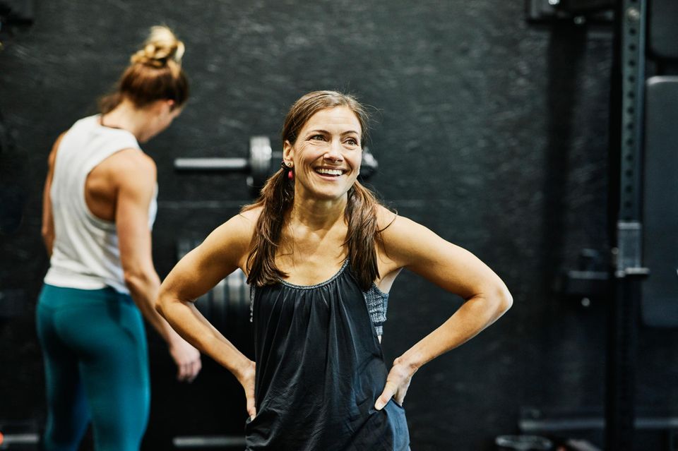 Lächelnde Frau im Fitnesscenter 1.5004