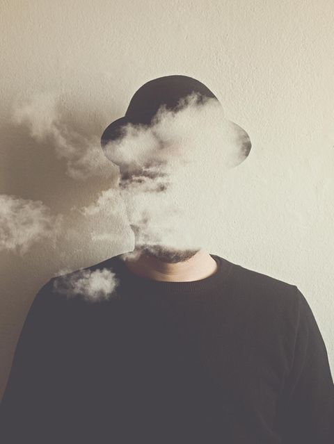 Ein Mann wird von einer Dunstwolke vernebelt