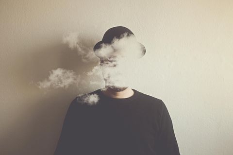 Ein Mann wird von einer Dunstwolke vernebelt