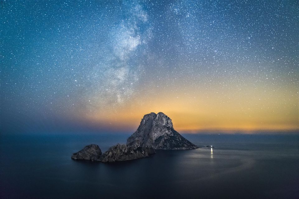 Besondere Aufnahmen auf Leinwand oder als Fotodruck: Naturmotive wie diese Aufnahme von Es Vedrà, einer mythisch anmutenden Felsinsel der Balearen, finden Sie auch im GEO Shop