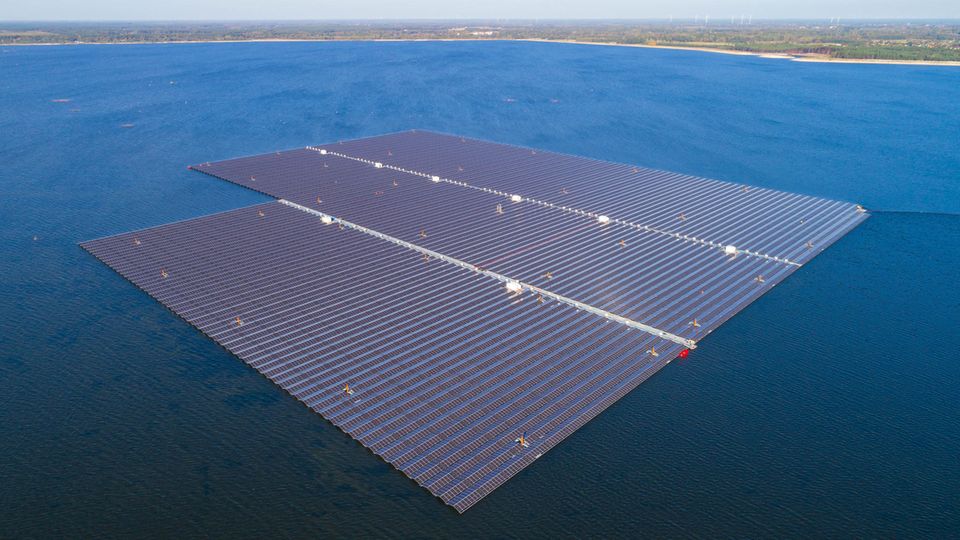 Auch zur Energieerzeugung mit einer schwimmenden Photovoltaik-Anlage wir der Cottbuser Ostsee genutzt