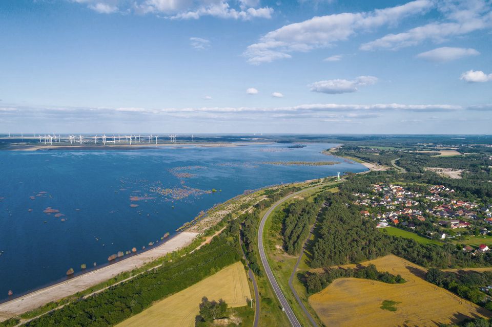 Merzdorf in Brandenburg: Durch die Flutung des ehemaligen Braunkohletagebaus Cottbus-Nord entsteht bis Mitte der 2020er Jahre der 1900 Hektar große Cottbuser Ostsee 1.5004