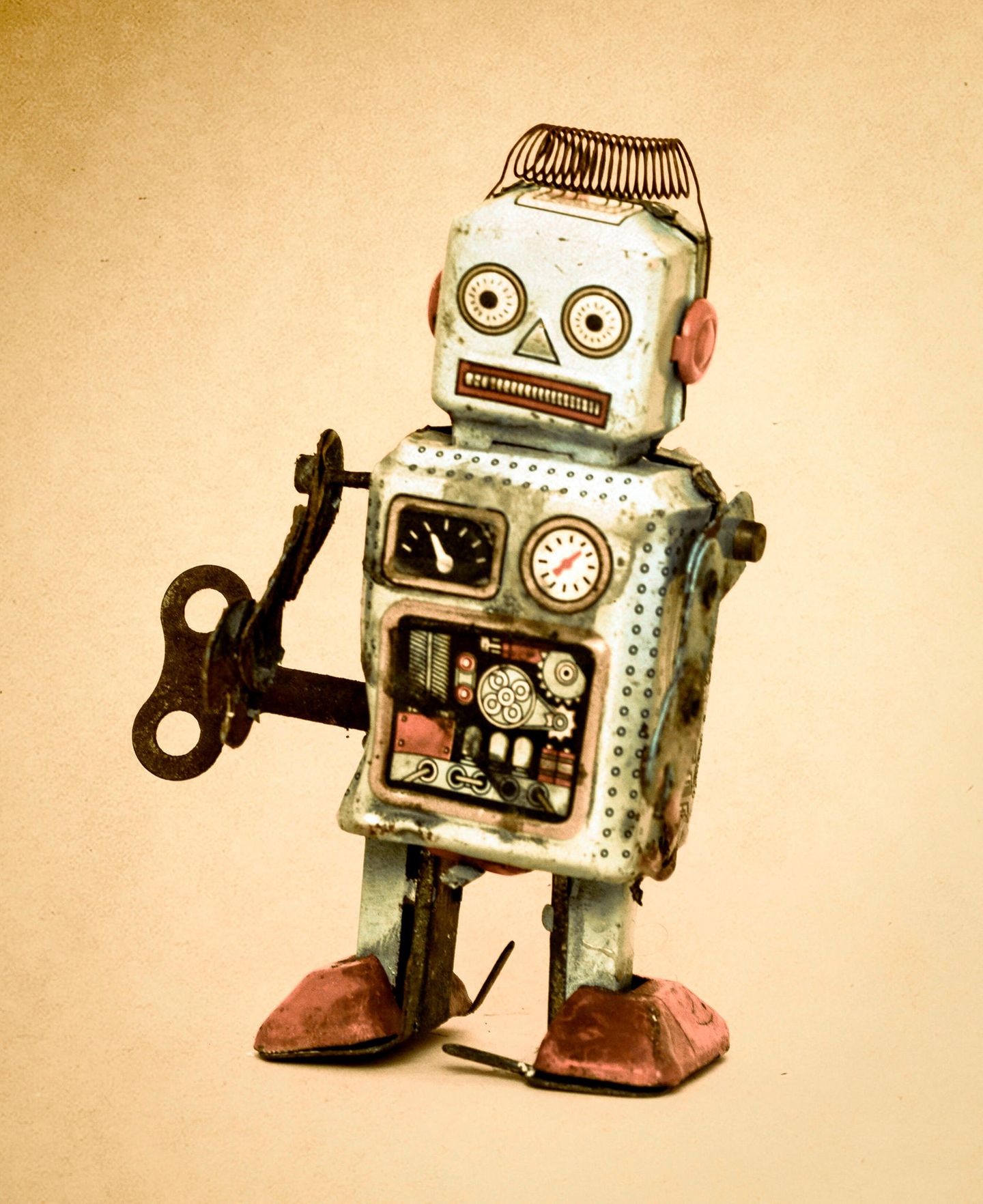 Ein verwirrt aussehendes, etwas verbeultes Roboter-Blechspielzeug zum aufziehen.