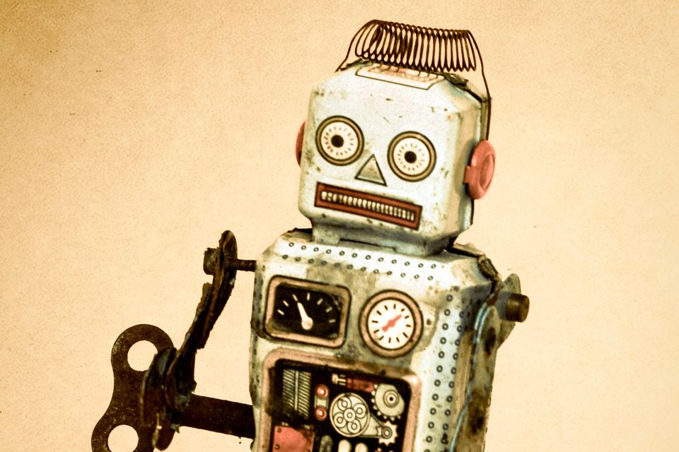 Ein verwirrt aussehendes, etwas verbeultes Roboter-Blechspielzeug zum aufziehen. 0.8164