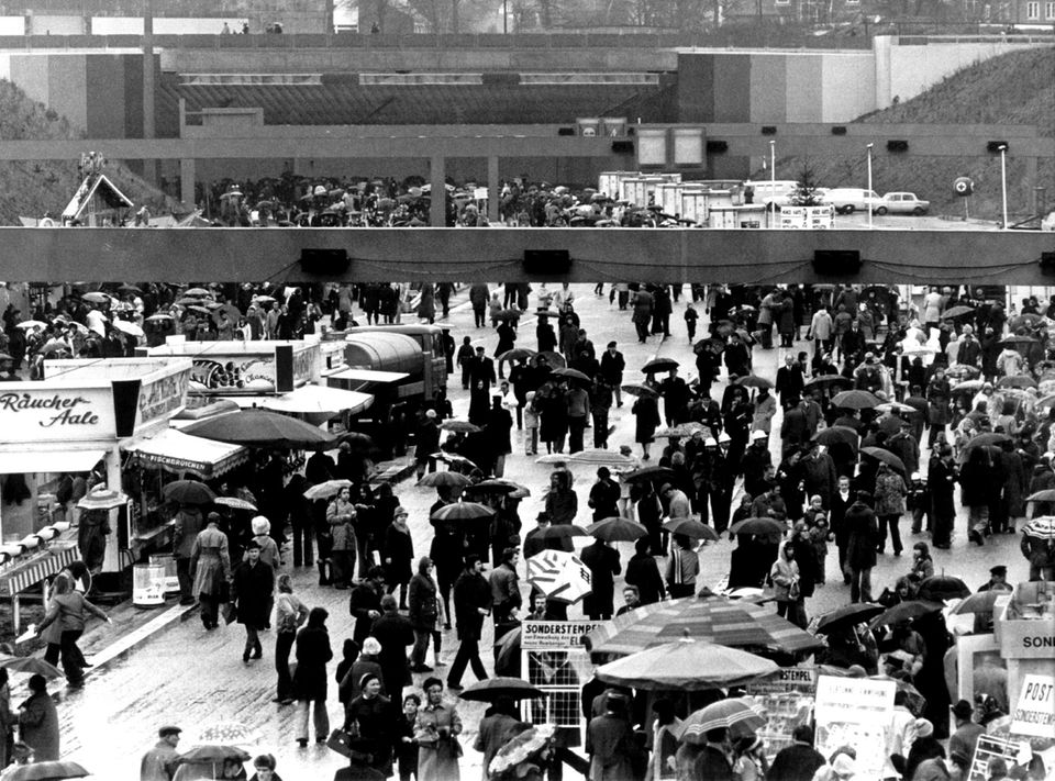 Volksfeststimmung bei der Eröffnung des Hamburger Elbtunnels
