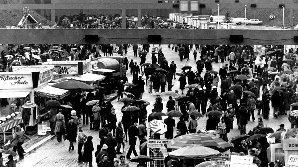 Volksfeststimmung bei der Eröffnung des Hamburger Elbtunnels 