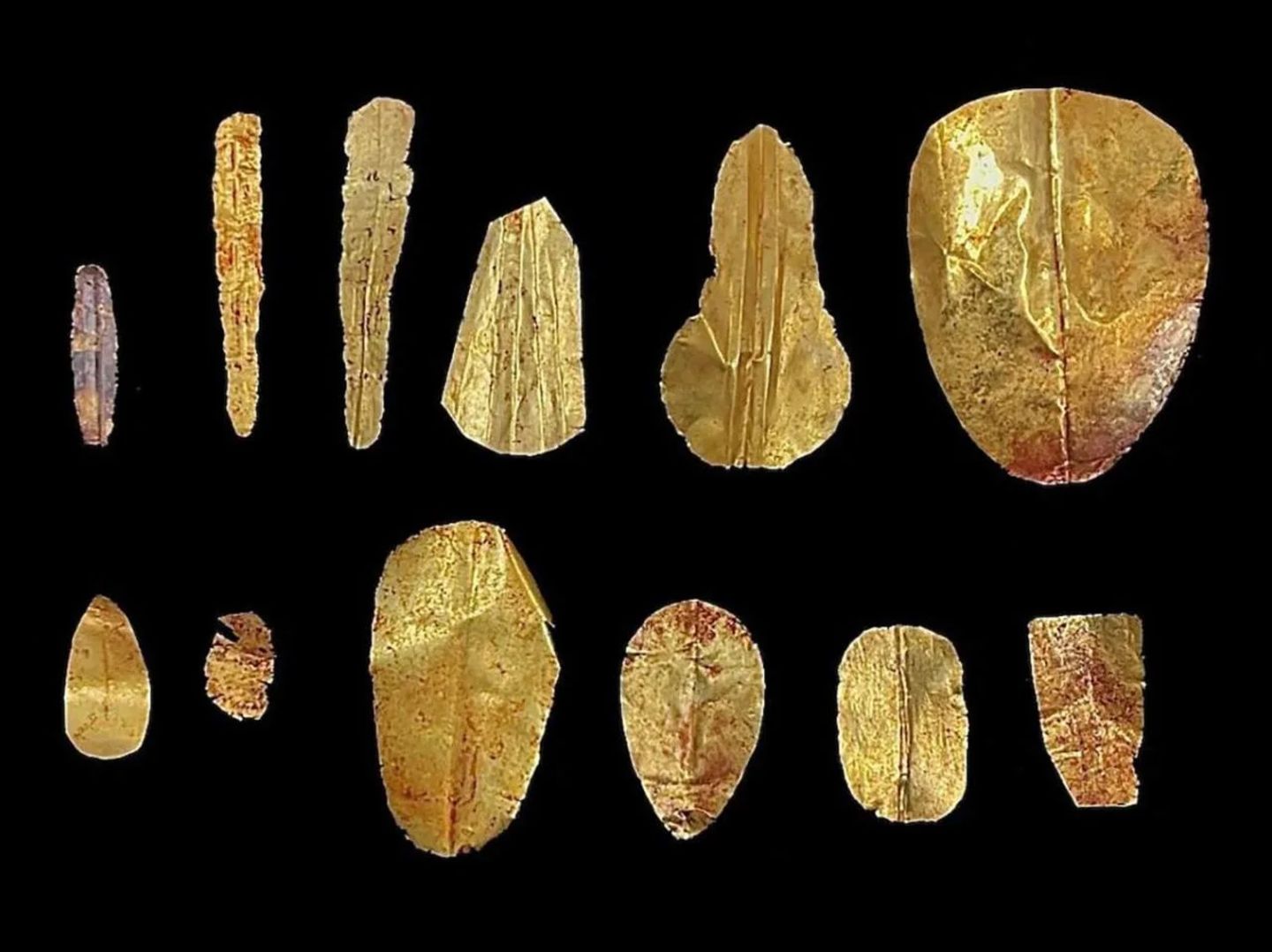 Um Zungen. Sie lagen in den Mündern von 13 Mumien, die ein Team der Universität von Barcelona in Oxyrhynchus entdeckten. Die Ausgrabungsstätte liegt südwestlich von Kairo. Die Mumien stammen aus der Zeit der ptolemäischen Könige (ca. 300 bis 30 v.Chr.), als Nachfahren Alexanders des Großen über Ägypten herrschten. Die goldenen Zungen sollten es den Toten ermöglichen, auch im Jenseits zu sprechen – denn Gold, so glaubten die Ägypter, sei das Fleisch der Götter. Einer Mumie hatten ihre Bestatter außerdem goldene Plättchen auf die Fingernägel gelegt.  KW 51