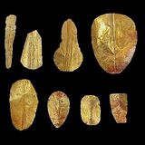 Um Zungen. Sie lagen in den Mündern von 13 Mumien, die ein Team der Universität von Barcelona in Oxyrhynchus entdeckten. Die Ausgrabungsstätte liegt südwestlich von Kairo. Die Mumien stammen aus der Zeit der ptolemäischen Könige (ca. 300 bis 30 v.Chr.), als Nachfahren Alexanders des Großen über Ägypten herrschten. Die goldenen Zungen sollten es den Toten ermöglichen, auch im Jenseits zu sprechen – denn Gold, so glaubten die Ägypter, sei das Fleisch der Götter. Einer Mumie hatten ihre Bestatter außerdem goldene Plättchen auf die Fingernägel gelegt.  KW 51