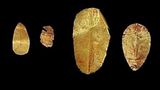 Um Zungen. Sie lagen in den Mündern von 13 Mumien, die ein Team der Universität von Barcelona in Oxyrhynchus entdeckten. Die Ausgrabungsstätte liegt südwestlich von Kairo. Die Mumien stammen aus der Zeit der ptolemäischen Könige (ca. 300 bis 30 v.Chr.), als Nachfahren Alexanders des Großen über Ägypten herrschten. Die goldenen Zungen sollten es den Toten ermöglichen, auch im Jenseits zu sprechen – denn Gold, so glaubten die Ägypter, sei das Fleisch der Götter. Einer Mumie hatten ihre Bestatter außerdem goldene Plättchen auf die Fingernägel gelegt.  KW 51