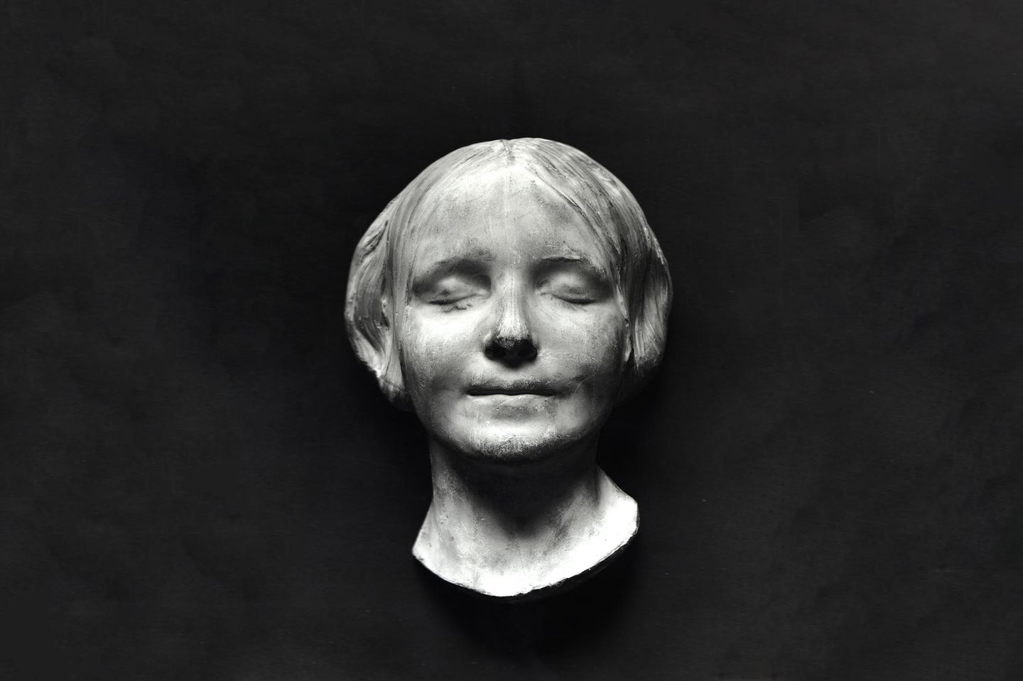 Gipsmaske eines jungen Mädchens mit geschlossenen Augen
