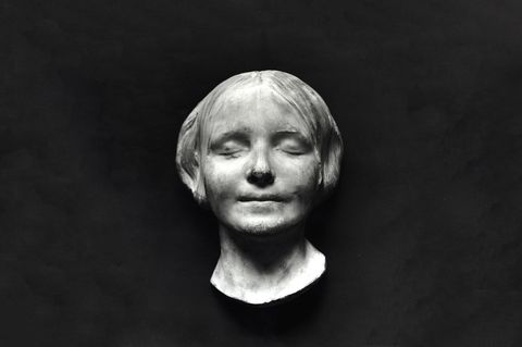 Gipsmaske eines jungen Mädchens mit geschlossenen Augen