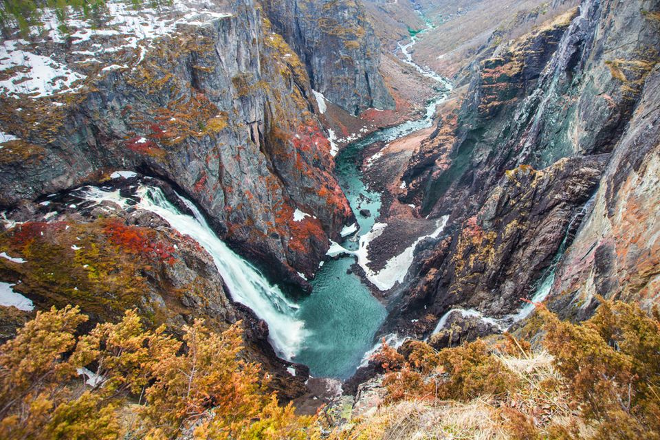 Eine tiefe Schlucht, in die ein Wasserfalle hinab ströhmt. 1.5742
