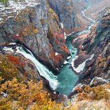 Eine tiefe Schlucht, in die ein Wasserfalle hinab ströhmt.