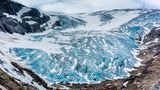 Weitwinkelige aufnahme des blau in der Sonne scheinenden Gletschers