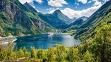 der Fjord erleuchtet im Sonnenschein, umgeben von Bergen.