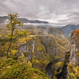 die Felsen des Nationalparks, eingehüllt im herbstlichen Wolkenschleier.