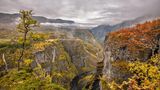 die Felsen des Nationalparks, eingehüllt im herbstlichen Wolkenschleier.
