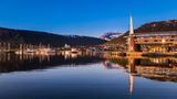 die sich im Wasser spiegelnde Stadt, eingehüllt im warmen Licht der Mitternachtssonne
