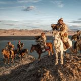 Bei einer seiner vielen Reisen durch die entlegenen Winkel der Welt schoss der Fotograf Jatenipat Ketpradit diese spektakuläre Aufnahme mit dem Titel  "Herrschaft der Adlerjäger". Im zentralasiatischen Hochgebirge Altai reiten die kasachischen "Burgedchins" auf Pferden durch die kargen, eisigen Landschaften. Seit 250 Jahren nutzen die Männer Goldadler, um Wildtiere zu jagen – eine Tradition, die tief in der Geschichte und Kultur dieser Region verwurzelt ist.