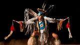 Indigener tanzt