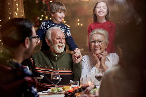 An Weihnachten treffen mehrere Generationen aufeinander, das birgt Konfliktpotenzial. Psychologinnen und Psychologen wissen Rat