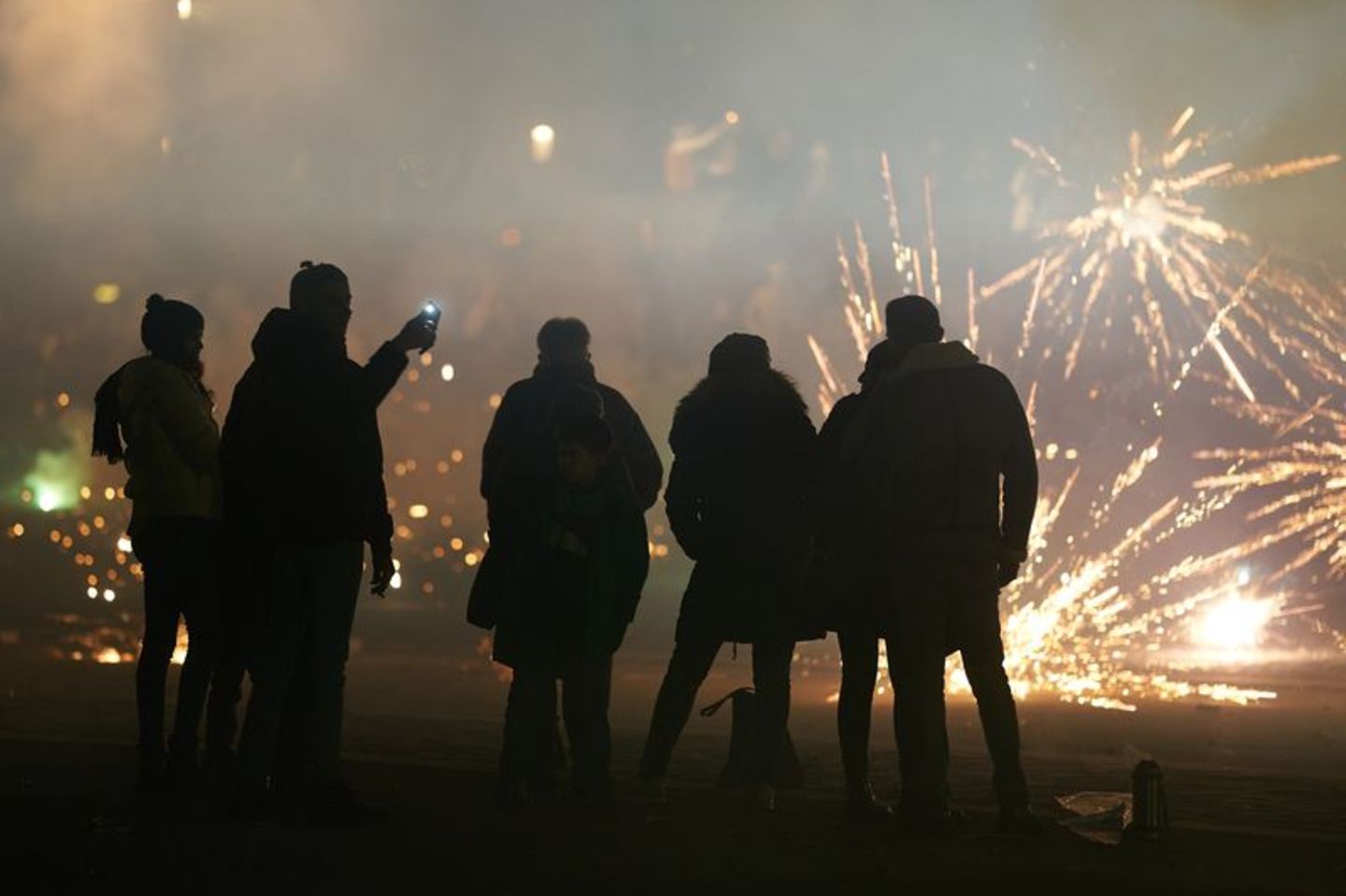 Lauter als ein Presslufthammer: Böller können Lautstärken von über 140 Dezibel erreichen. Photo: Thomas Frey/dpa/dpa-tmn