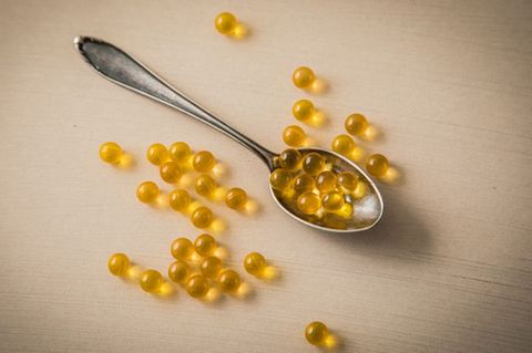 Im Winter greifen viele zu Vitamin-D-Präparaten, obwohl das laut „Öko-Test“ für gesunde Menschen mit ausreichendem Sommer-Sonnen