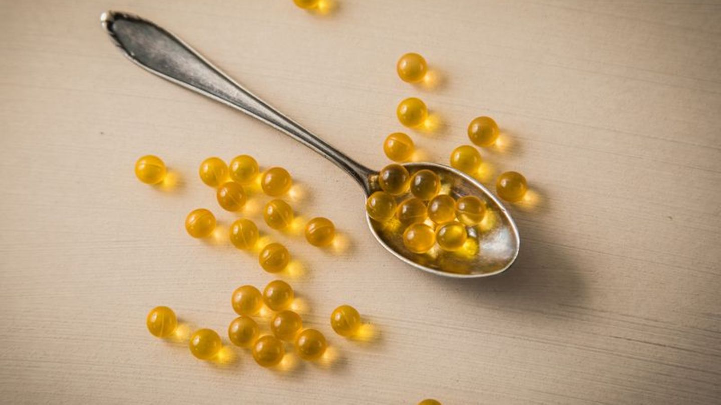 Im Winter greifen viele zu Vitamin-D-Präparaten, obwohl das laut „Öko-Test“ für gesunde Menschen mit ausreichendem Sommer-Sonnen