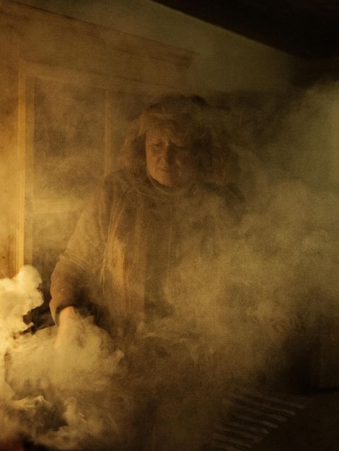 Zu den Winterbräuchen rund um den Jahreswechsel gehört es in einigen ländlichen Gegenden im Salzburger Land, Stall und Hof zum Schutz des eigenen Heims und zur Abwehr schlechter Energien zu räuchern – hier an Epiphania, dem Dreikönigstag am 6. Januar 