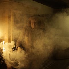 Zu den Winterbräuchen rund um den Jahreswechsel gehört es in einigen ländlichen Gegenden im Salzburger Land, Stall und Hof zum Schutz des eigenen Heims und zur Abwehr schlechter Energien zu räuchern – hier an Epiphania, dem Dreikönigstag am 6. Januar 