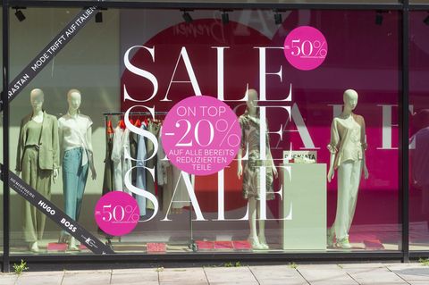 Schaufenster mit Schaufensterpuppen und Preisschildern